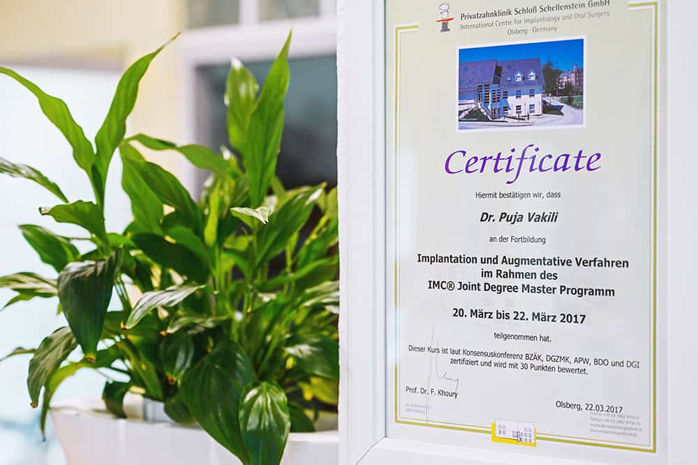 Praxisgalerie Zertifikat Dr. Puja Vakili
